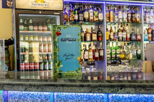Ο χώρος του lounge ή του μπαρ στο Hotel Slavyanski