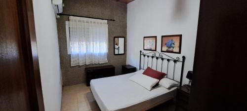 コルドバにあるTrassierraのベッドルーム1室(白いベッド1台、赤い枕付)
