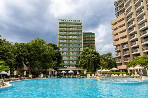 una gran piscina frente a un hotel en Hotel Slavyanski, en Sunny Beach