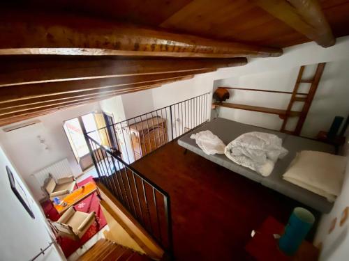 einen Blick über ein Schlafzimmer mit Etagenbett in der Unterkunft Casa Arianna in Ragusa
