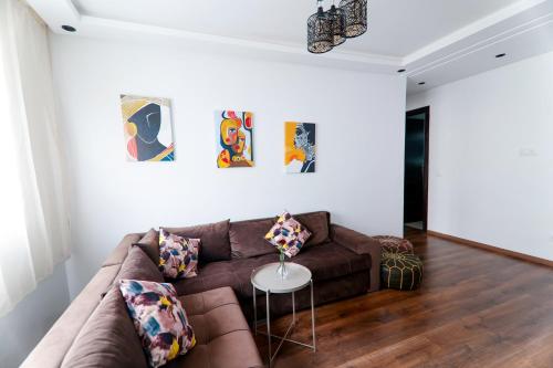 A seating area at Cozy condo near to the beach