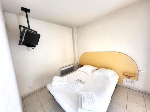 a small room with a bed and a tv at Résidence Columba - Apparts meublés Agen Sud in Agen