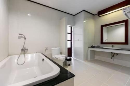 Un baño de The President Hotel at Chokchai 4