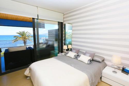 カンブリルスにあるTropicana Mar Litoral - ONLY FAMILIESのベッドルーム1室(ベッド1台付)が備わります。