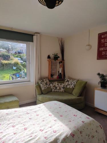 1 dormitorio con cama, sofá y ventana en Forth Road Bridge Views, en Queensferry