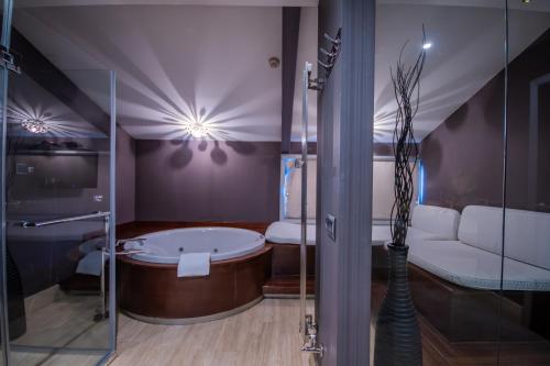ein Badezimmer mit einer Badewanne in der Mitte eines Raumes in der Unterkunft Vernazza Suites in Istanbul