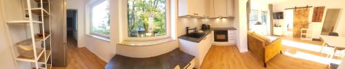 2 Aussicht auf eine Küche und ein Wohnzimmer in der Unterkunft Ferienwohnung Berglodge 11 Hahnenklee Bockswiese in Goslar