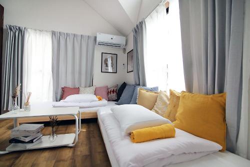 - un salon avec un canapé et des oreillers dans l'établissement SUNRISE, à Tokyo