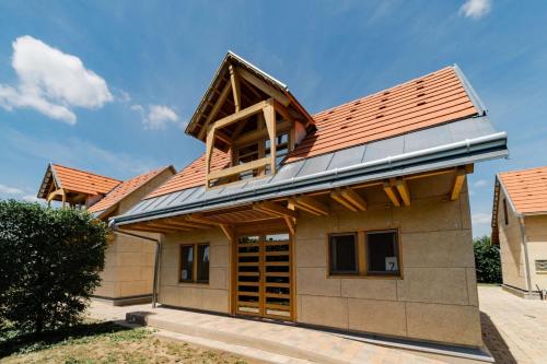 una casa con techo de cobre en Luby Rózsaházak, 