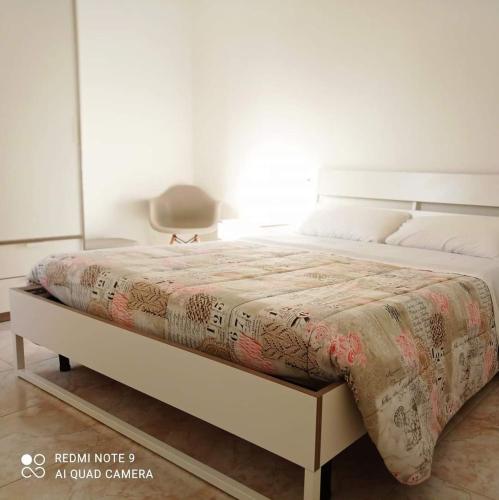 una camera da letto con un letto coperto di ARZERIA a Cavallino di Lecce