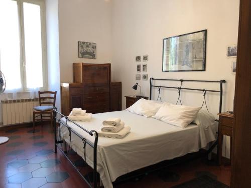a bedroom with a bed with two towels on it at Casa in Trastevere in Rome