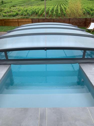 a swimming pool in the back of a car at le gite des vignes Studio tout confort 1 chambre dans le vignoble Franche Comte Arbois in Arbois