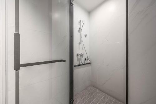 a shower with a glass door in a bathroom at Holiday Inn Express Shantou Chenghai in Shantou