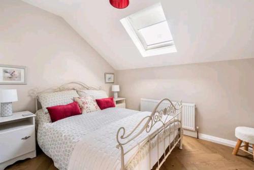 Кровать или кровати в номере Fernhill Loft 2 Bedroom Apartment