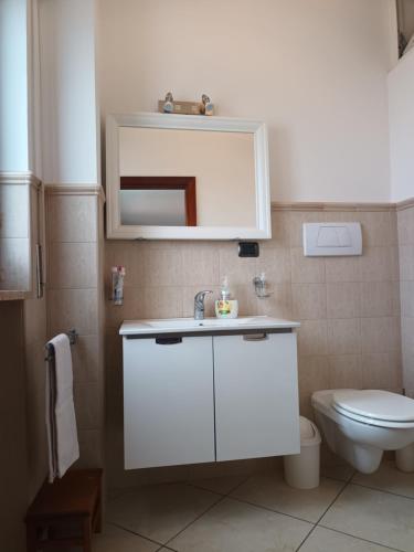 ein Badezimmer mit einem weißen Waschbecken und einem WC in der Unterkunft CASA LIDIA in Bari