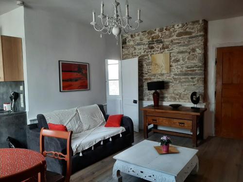 un salon avec un canapé et une table dans l'établissement 1711 Chicamour, à Saint-Malo