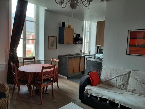 un salon avec une table et un canapé dans l'établissement 1711 Chicamour, à Saint-Malo