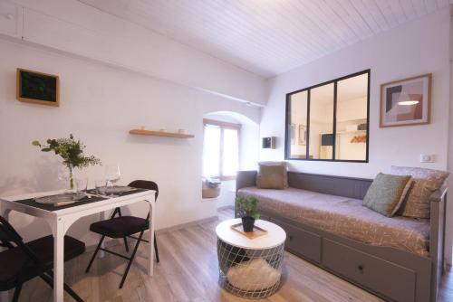 un salon avec un canapé et une table dans l'établissement Cabana & Entre 2 Lacs / Résidence Montfort (1535), à Rumilly