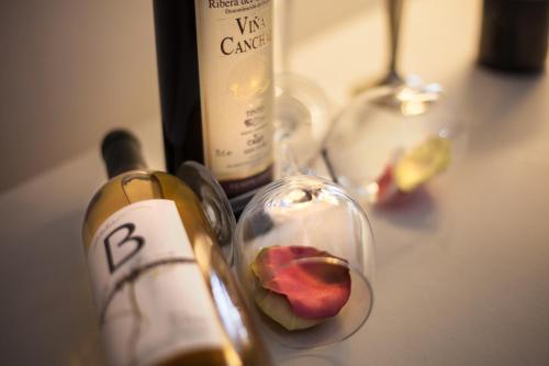 a table with two bottles of wine and two glasses at Izan Trujillo in Trujillo