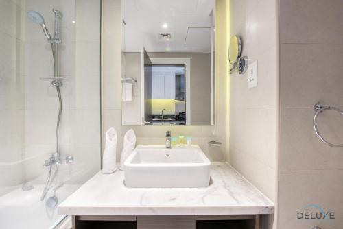 Koupelna v ubytování Poised Studio at DAMAC Prive Business Bay by Deluxe Holiday Homes