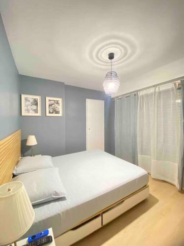 ein Schlafzimmer mit einem großen weißen Bett in einem Zimmer in der Unterkunft Le Sun Valley - Vidéoprojecteur et Terrasse Zen in Cannes