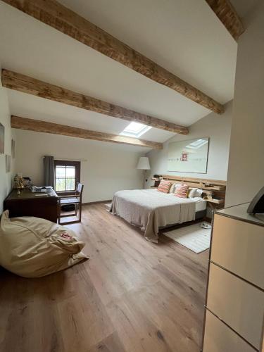 une chambre avec un lit et un bureau dans une pièce dans l'établissement Maison uzès piscine plein sud avec superbe vue, à Saint-Maximin