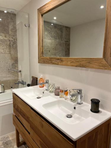 une salle de bain avec un lavabo blanc et un miroir dans l'établissement Maison uzès piscine plein sud avec superbe vue, à Saint-Maximin