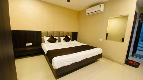 Llit o llits en una habitació de Hotel Grow Inn,Indore