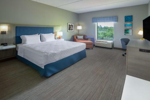 a hotel room with a bed and a television at Hampton Inn Harriman Woodbury in Central Valley