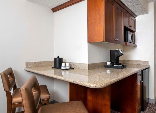 a kitchen with a counter with a microwave and chairs at Hilton Garden Inn Cleveland Downtown in Cleveland