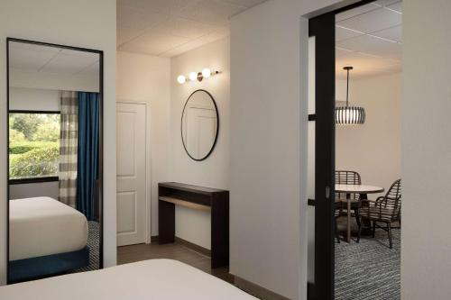 Postel nebo postele na pokoji v ubytování DoubleTree Suites by Hilton Orlando at Disney Springs