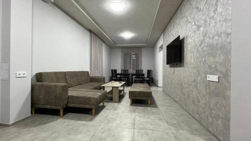 ディリジャンにあるDiliMoonのソファとテーブルのあるリビングルーム