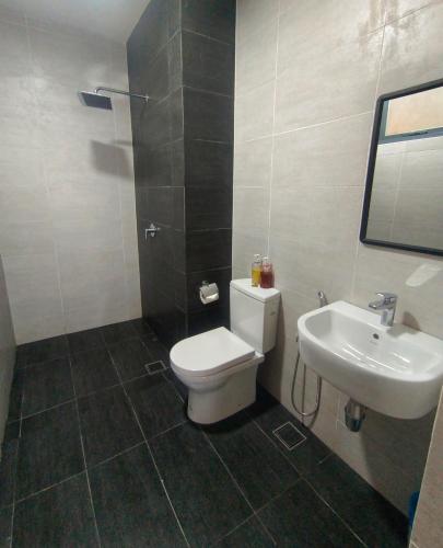 Ένα μπάνιο στο One Bedroom Troika Kota Bharu by AGhome, Modern Design