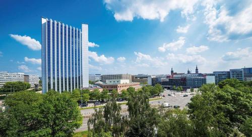 - une vue sur une ville avec un grand bâtiment dans l'établissement Congress Hotel Chemnitz, à Chemnitz