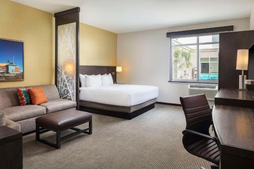 een hotelkamer met een bed en een bank bij Hyatt Place Santa Cruz in Santa Cruz