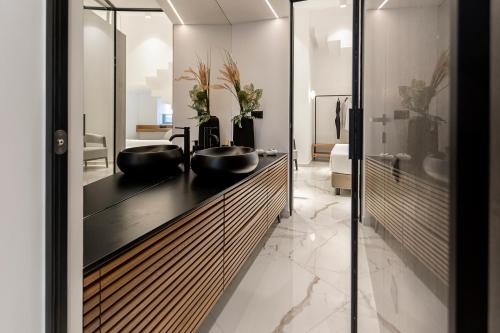 een badkamer met twee wastafels op een aanrecht bij New Villa In Downtown in Athene