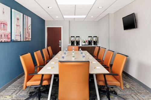 a conference room with a long table and chairs at Hampton Inn Houston Hobby Airport in Houston