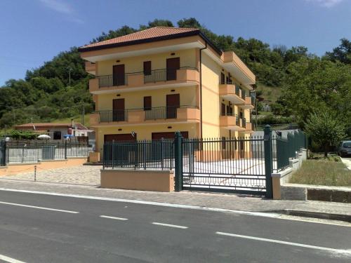 un edificio con una valla al lado de una calle en Luxury Apartment Vanacore, en Castelnuovo Cilento