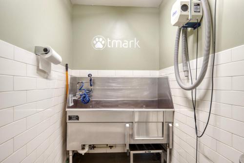 un baño con lavabo y ducha en Alewife 2br w gym wd nr red line T BOS-936, en Cambridge