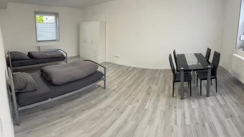 Habitación con mesa, cama y comedor. en AlWi Appartements, en Moringen