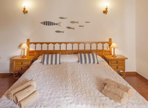 Un dormitorio con una cama grande y peces en la pared. en Ca Na Rita den Constantino - Formentera Break, en Playa de Migjorn