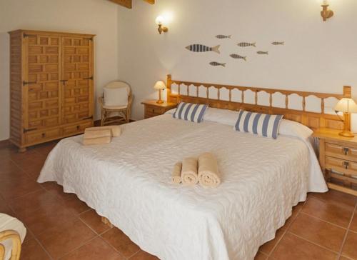 1 dormitorio con 1 cama con 2 toallas en Ca Na Rita den Constantino - Formentera Break en Playa de Migjorn