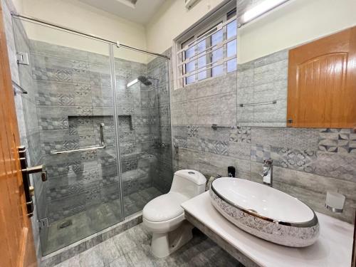 uma casa de banho com um WC, um lavatório e um chuveiro em Luxury Holiday Home in Islamabad em Islamabad