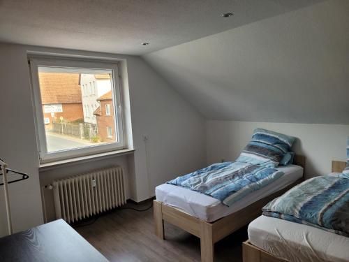 um quarto com 2 camas e uma janela em Gästezimmer em Springe