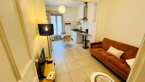 un salon avec un canapé et une table dans l'établissement T2 Sète proche centre ville, à Sète