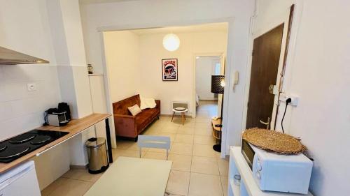 une cuisine et un salon avec un canapé dans l'établissement T2 Sète proche centre ville, à Sète