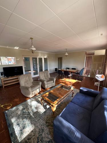 柏斯的住宿－Chimu Home-Hostel，客厅配有蓝色的沙发和桌子