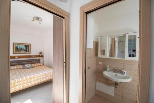 baño con lavabo y cama en Villa Donata Fontane Bianche, en Fontane Bianche