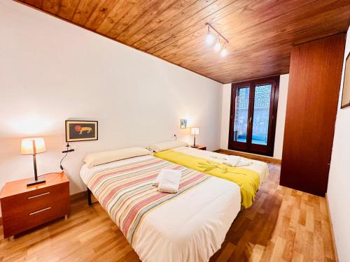 una camera con un grande letto e un soffitto in legno di BA12 IMMOVALL BARRUERA a Barruera