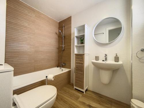 łazienka z toaletą, umywalką i lustrem w obiekcie Hacienda Casares MAGNOLIA 2430 w mieście Casares